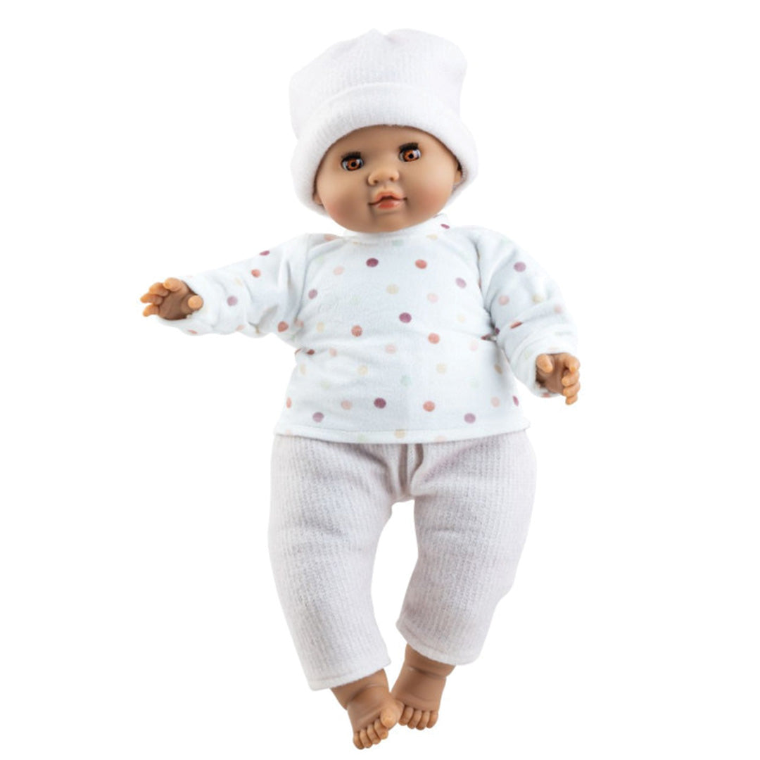 Paola Reina babypop met witte kleding met stippen en een witte muts.