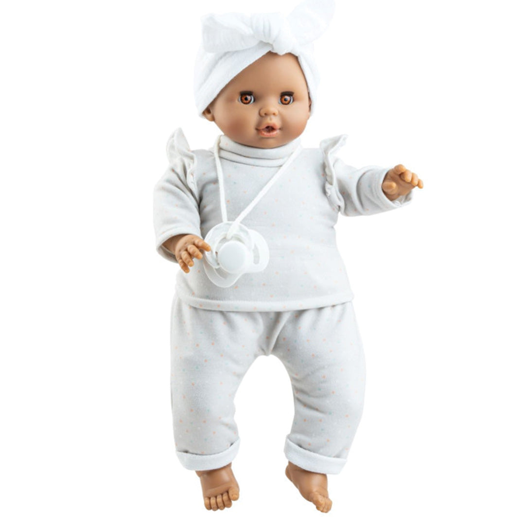 Paola Reina babypop Sonia met off-white gestippeld pakje, witte hoofdband en speen.