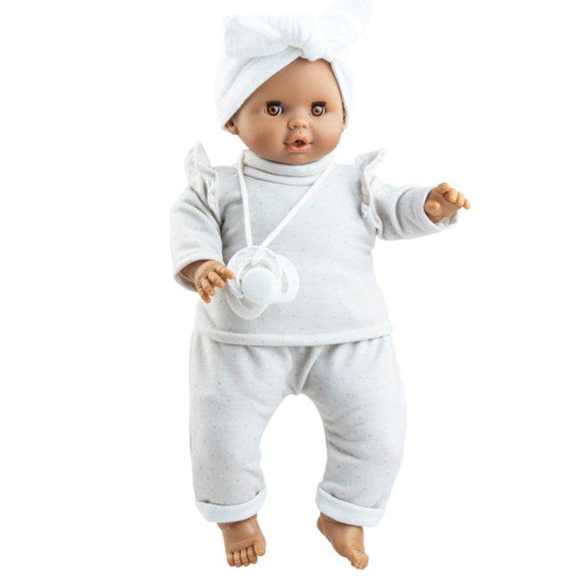 Paola Reina babypop Sonia met off-white gestippeld pakje, witte hoofdband en speen.