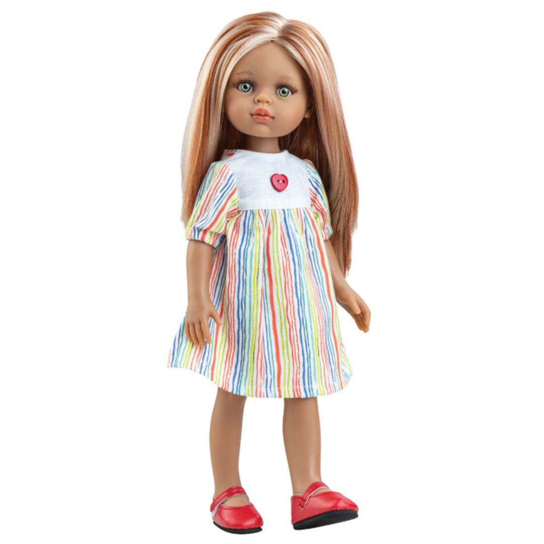 Paola Reina stapop Caya met lang rood haar, een veelkleurige gestreepte jurk en rode schoenen.