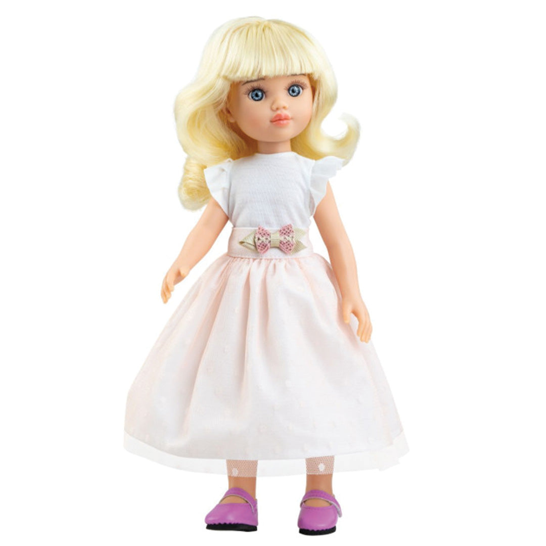 Paola Reina aankleedpop met lichtblond haar, een witte top, roze stippenrok en paarse schoenen.