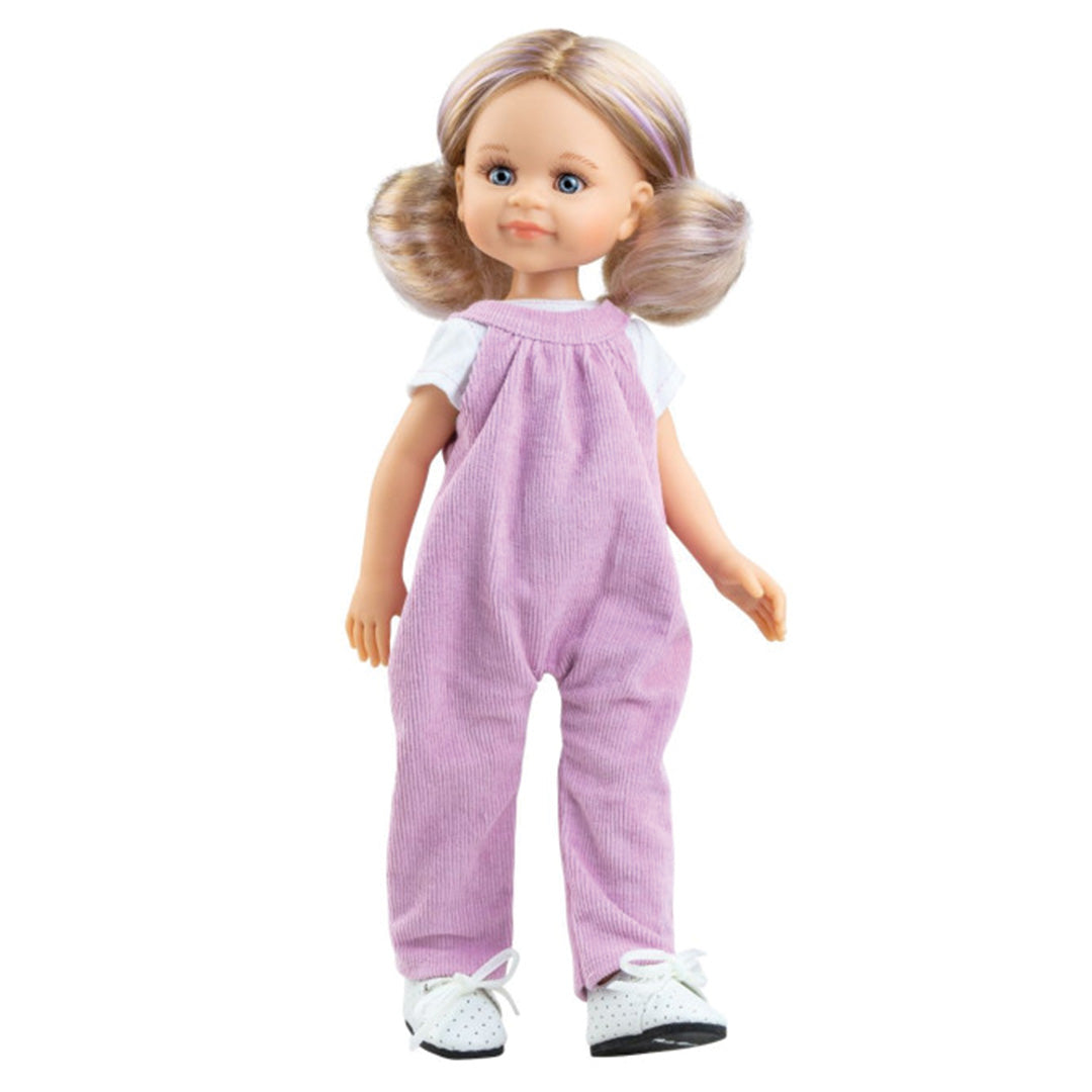 Paola Reina stapop met blond haar in staartjes, gekleed in een paarse ribfluwelen tuinbroek en wit T-shirt.