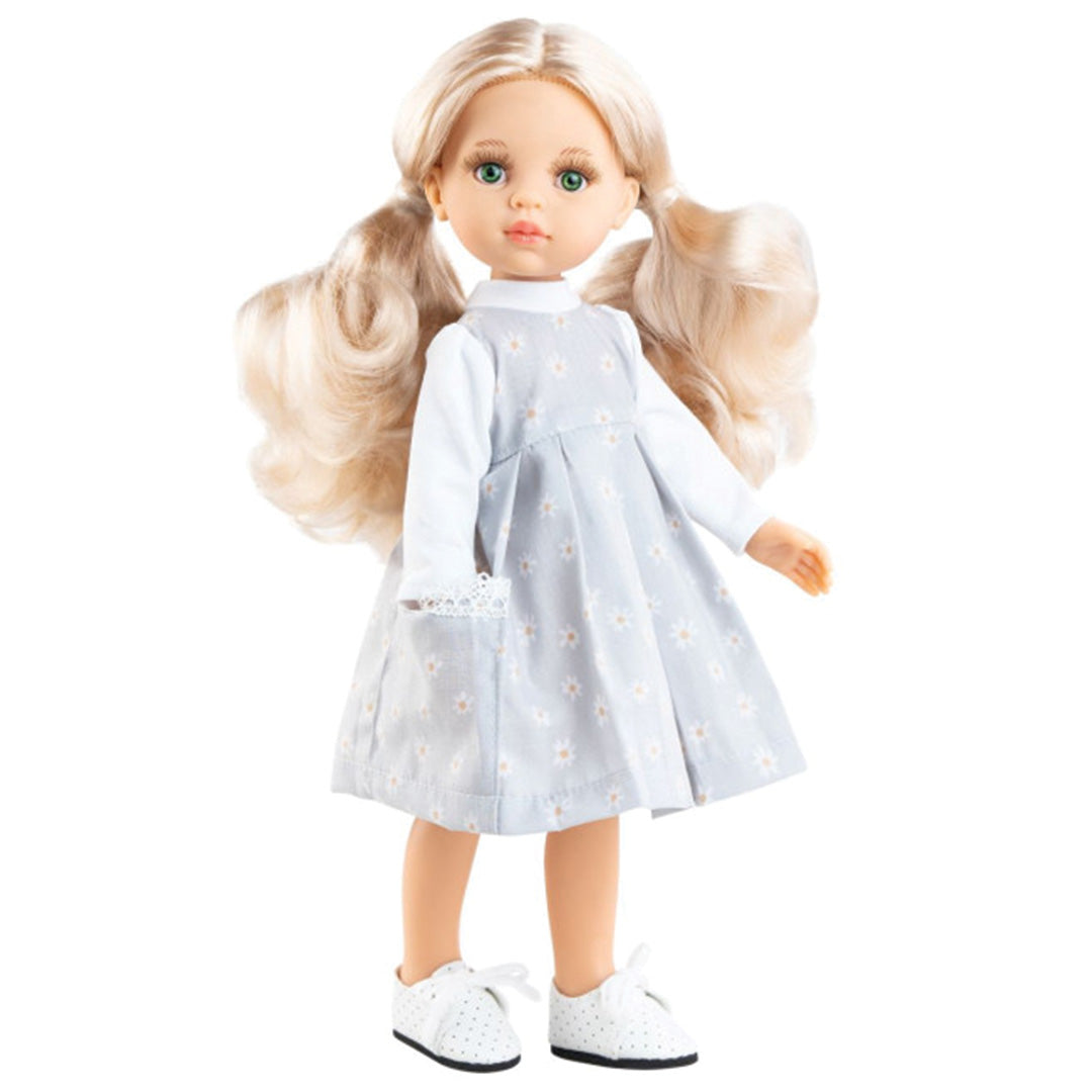 Paola Reina stapop met blonde staarten, een blauwe gebloemde jurk en witte schoenen.