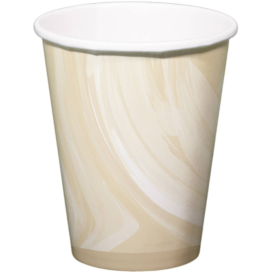 Een beige papieren beker met een abstract marmerpatroon.