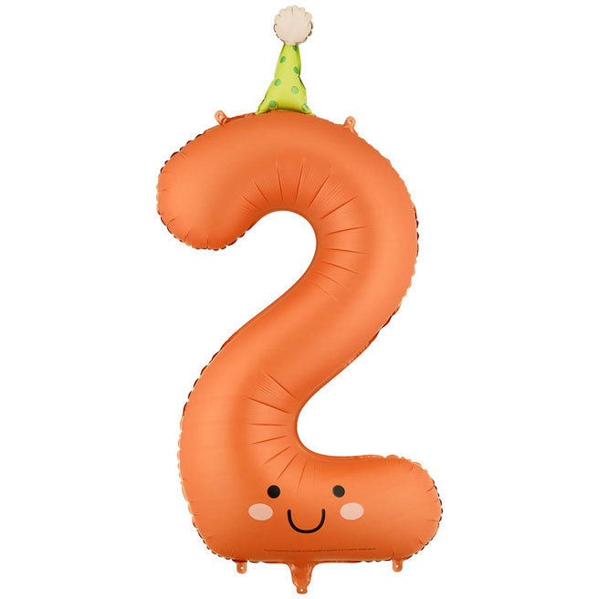 partydeco oranje cijferballon in de vorm van een 2 met een gezichtje en een feesthoedje.
