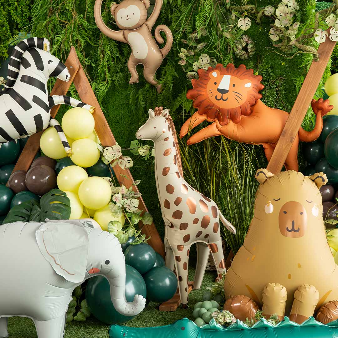 Partydeco capibara folieballon in een jungle-thema setting met andere dierenballonnen.