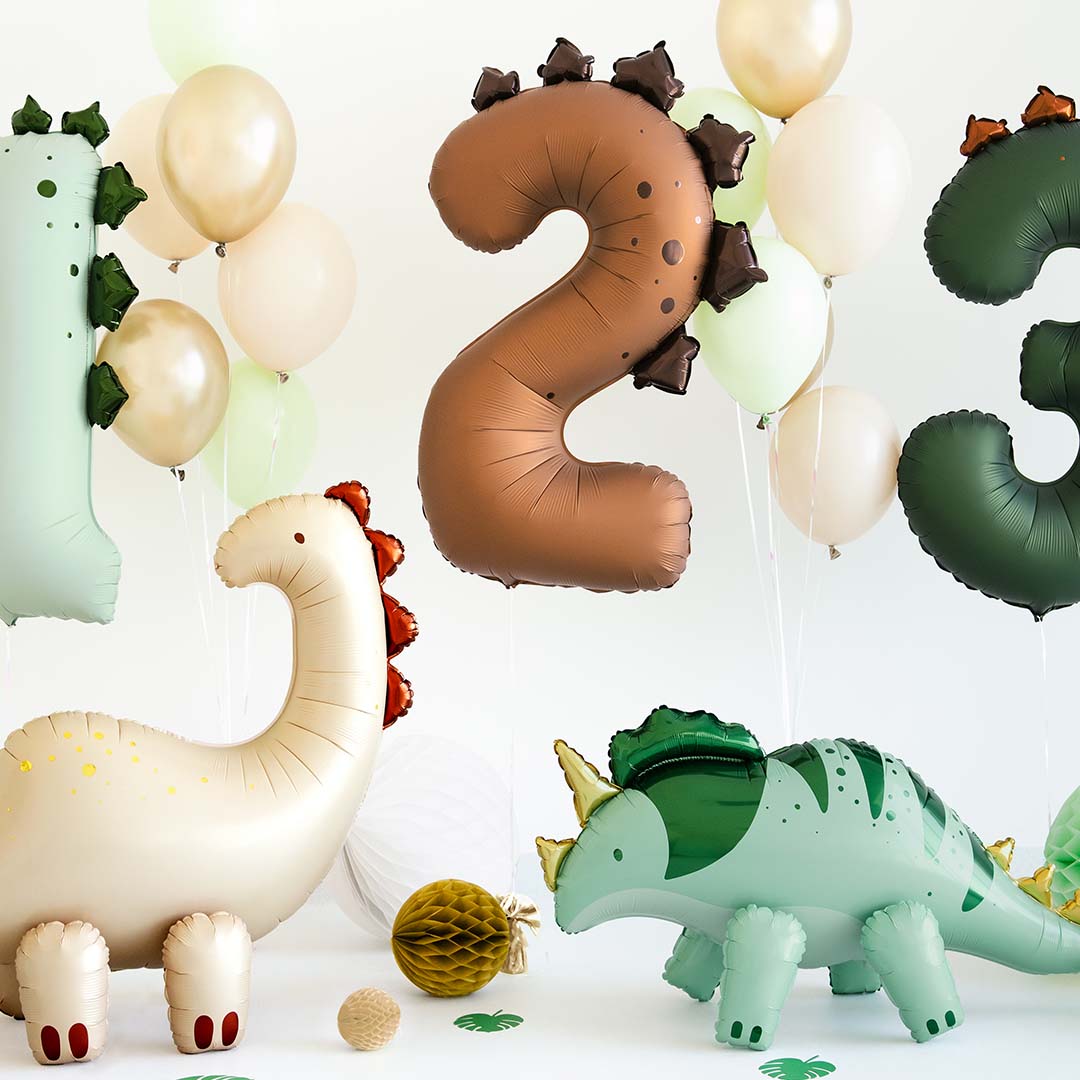 Een collectie Partydeco folieballonnen met dinosaurus-thema, inclusief de triceratops en cijferballonnen.