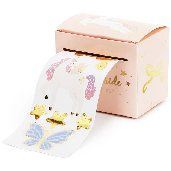 partydeco eenhoorn stickerrol in een roze doosje met eenhoorn, sterren en vlinder stickers.