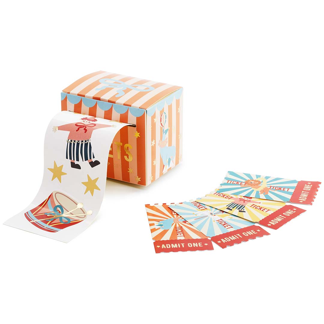 partydeco circus stickers en entreekaartjes in een gestreepte doos met een uitrollende stickerrol en losse tickets.