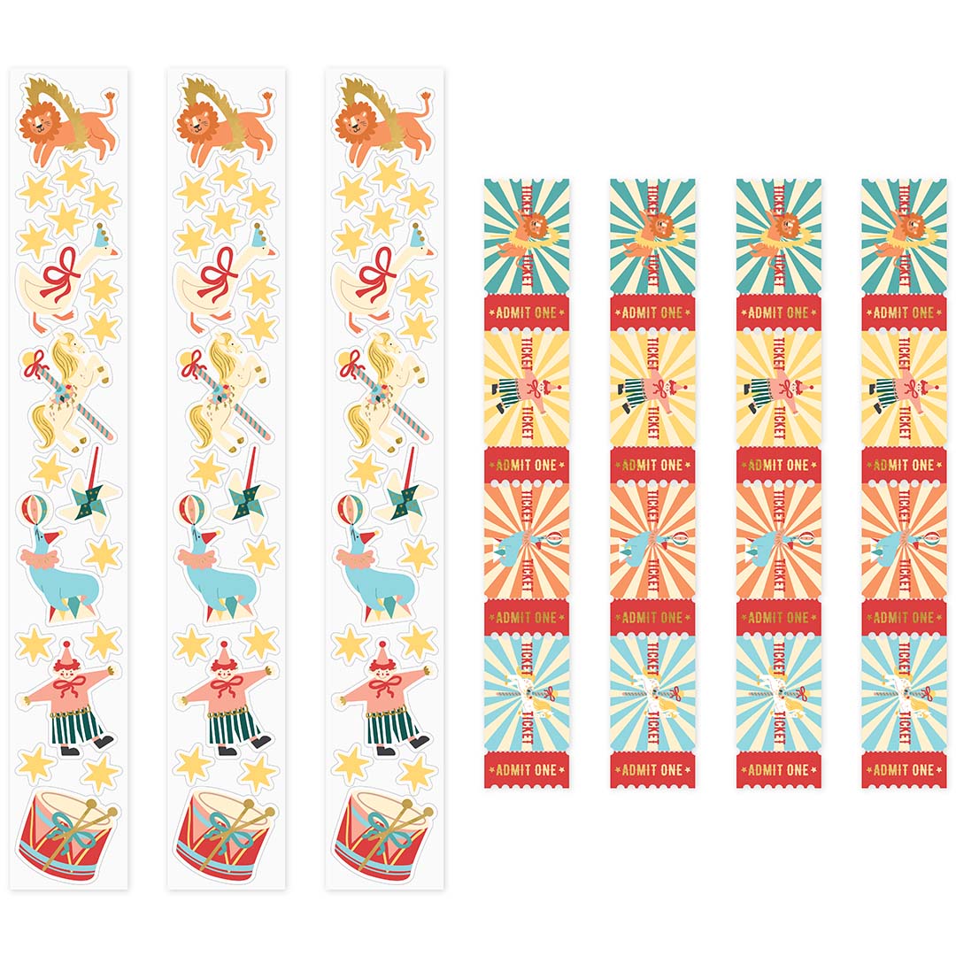 Vier stroken partydeco circus stickers en vier stapels entreekaartjes liggen naast elkaar.