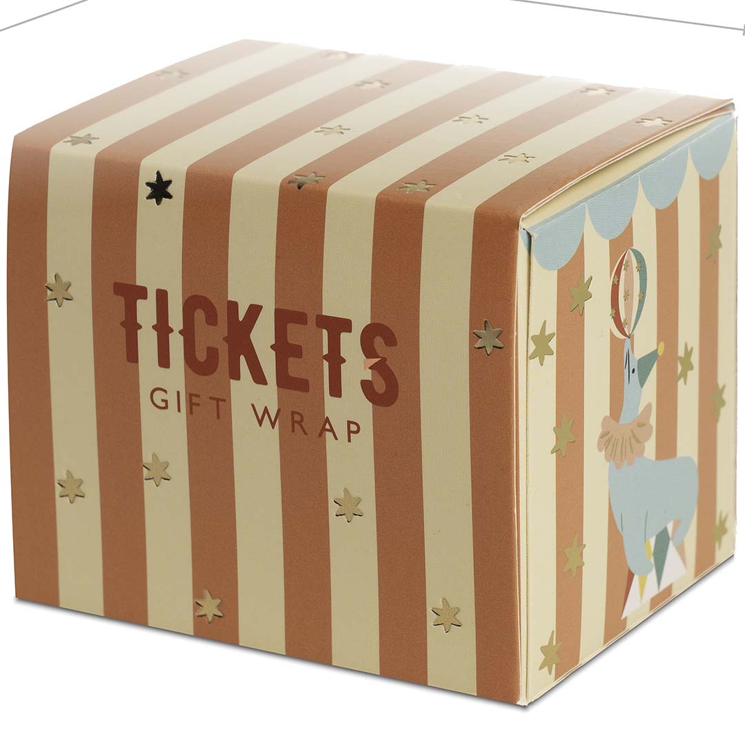 De partydeco verpakking van de circus stickers en entreekaartjes, een gestreepte doos met de tekst 'TICKETS GIFT WRAP'.