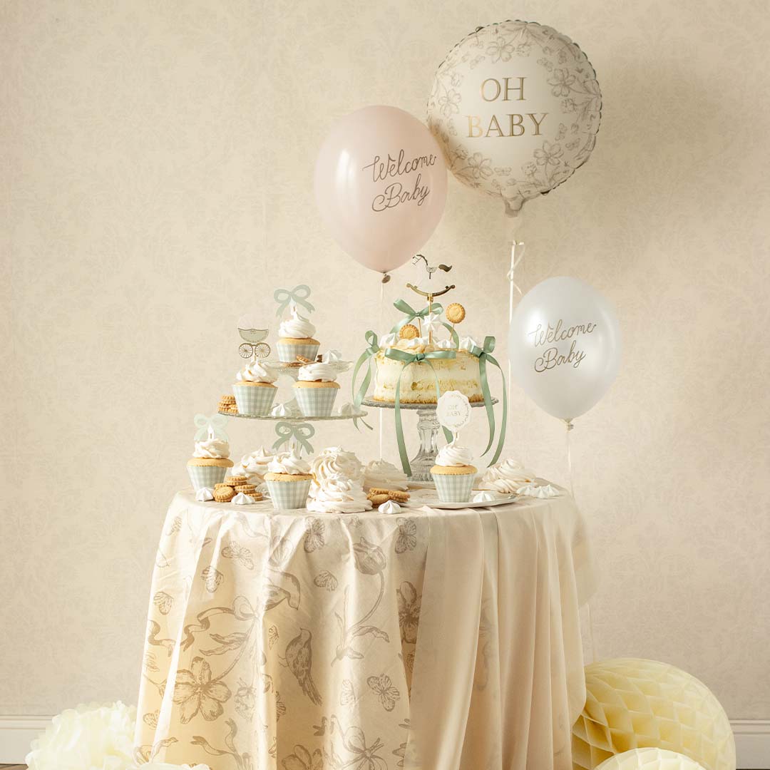 PartyDeco tafelkleed met beige bloemenpatroon op een gedekte tafel voor een babyshower.