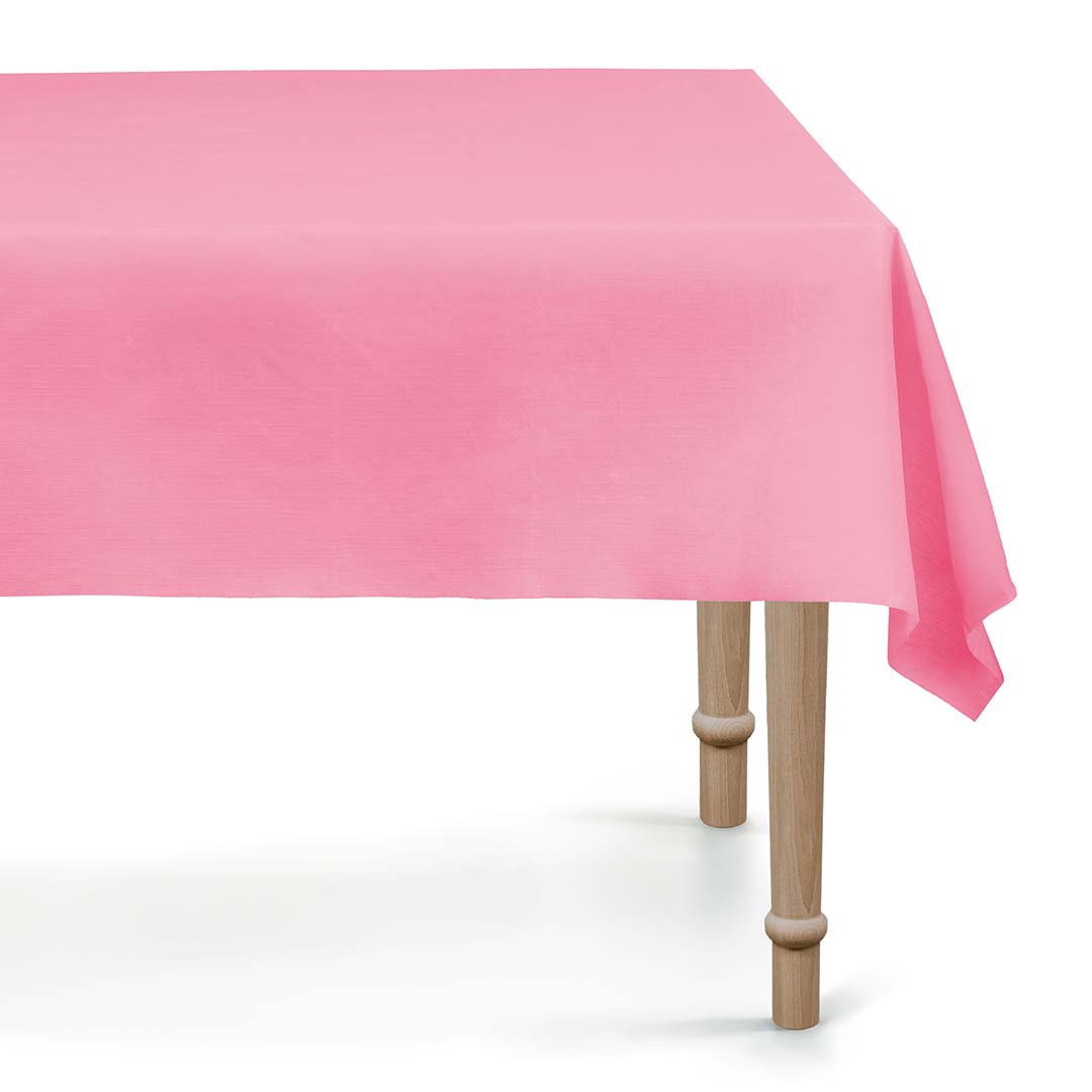 PartyDeco roze plastic tafelkleed gedrapeerd over een houten tafel.