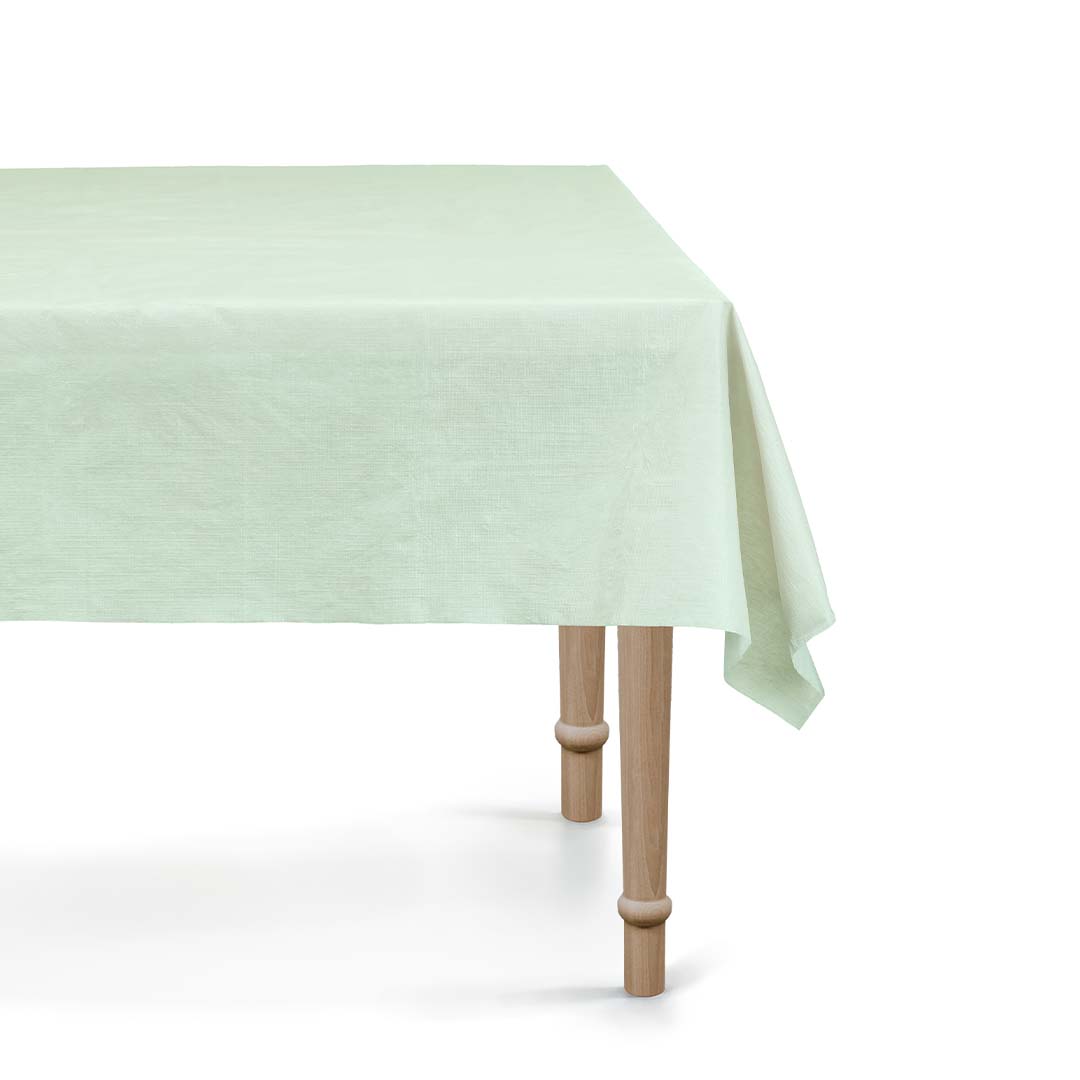 Partydeco groen rechthoekig tafelkleed met textuur, gedrapeerd over een houten tafel.