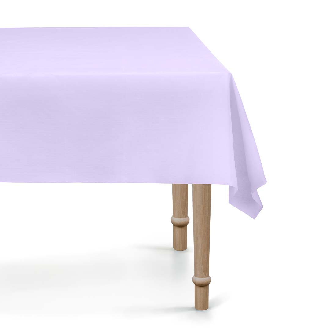 PartyDeco lavendelkleurig plastic tafelkleed gedrapeerd over een houten tafel.