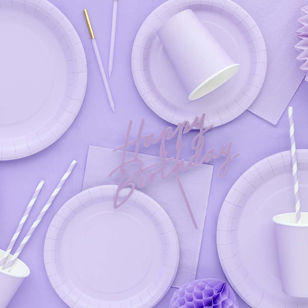 Een collectie PartyDeco feestartikelen in lavendelkleur, waaronder borden, bekers en servetten.