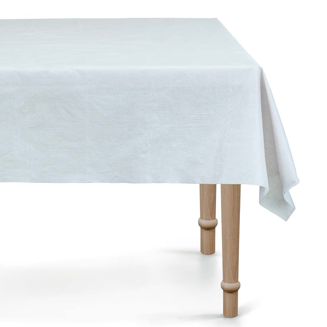 Partydeco lichtblauw plastic tafelkleed op een tafel.