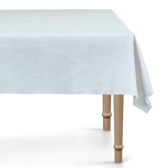 Partydeco lichtblauw plastic tafelkleed op een tafel.