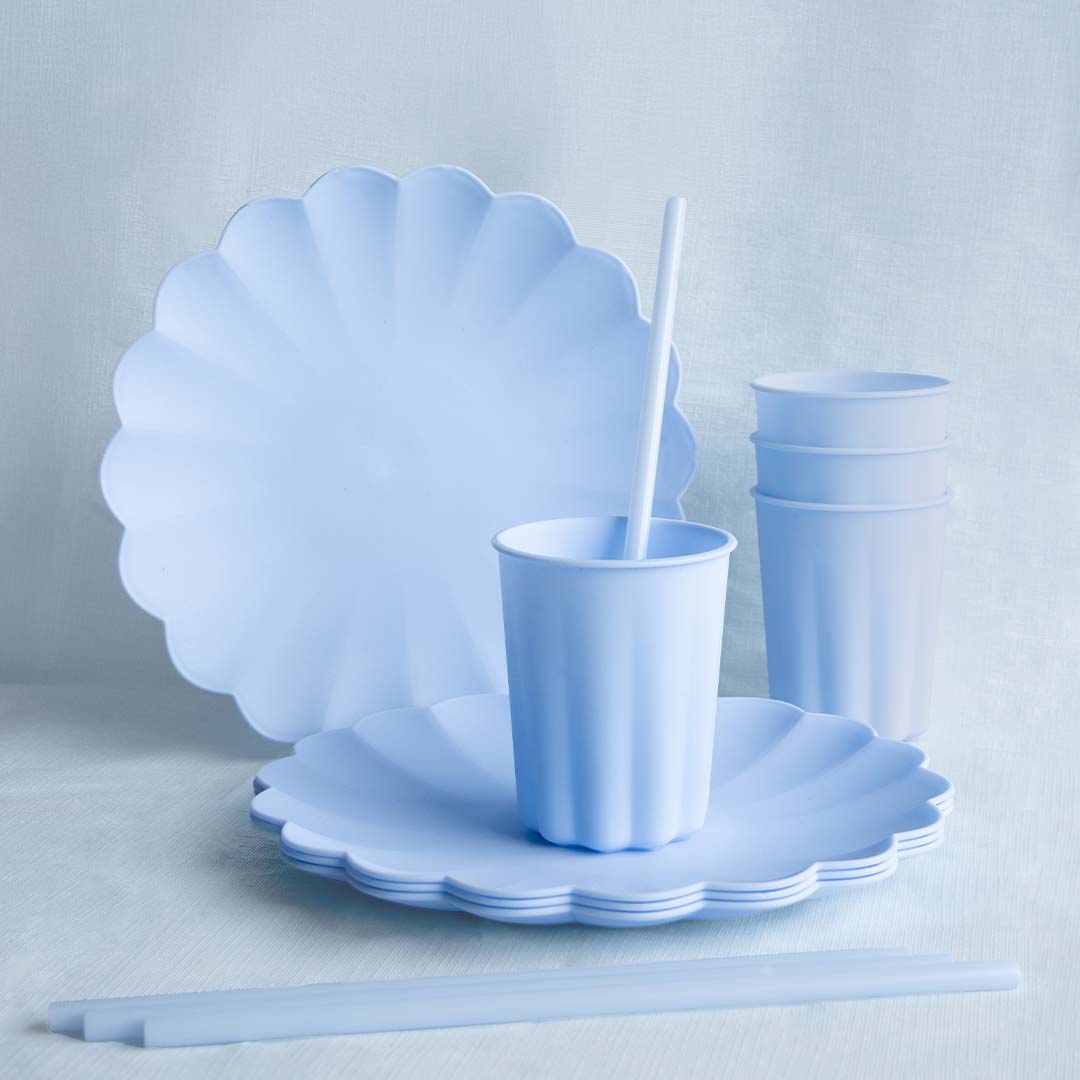 Collectie lichtblauwe Partydeco feestartikelen met borden, bekers en rietjes.