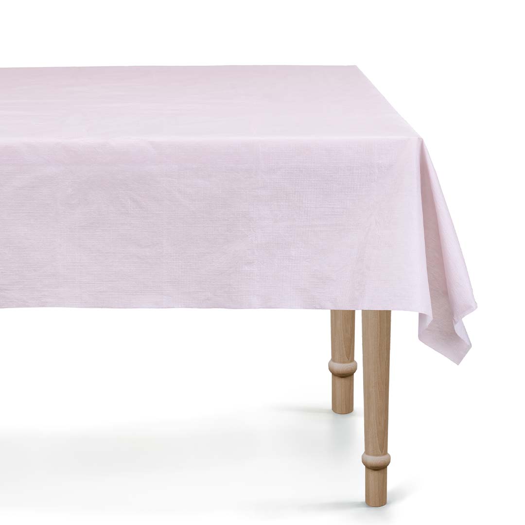 partydeco lichtpaars plastic tafelkleed op een houten tafel.
