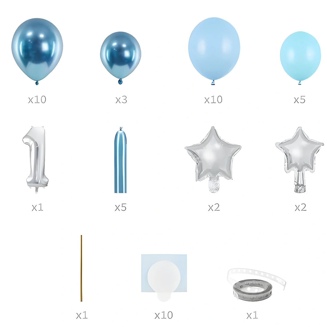 Overzicht van alle losse onderdelen van de Partydeco ballonkit, inclusief verschillende blauwe ballonnen, zilveren sterren en een '1' folieballon.