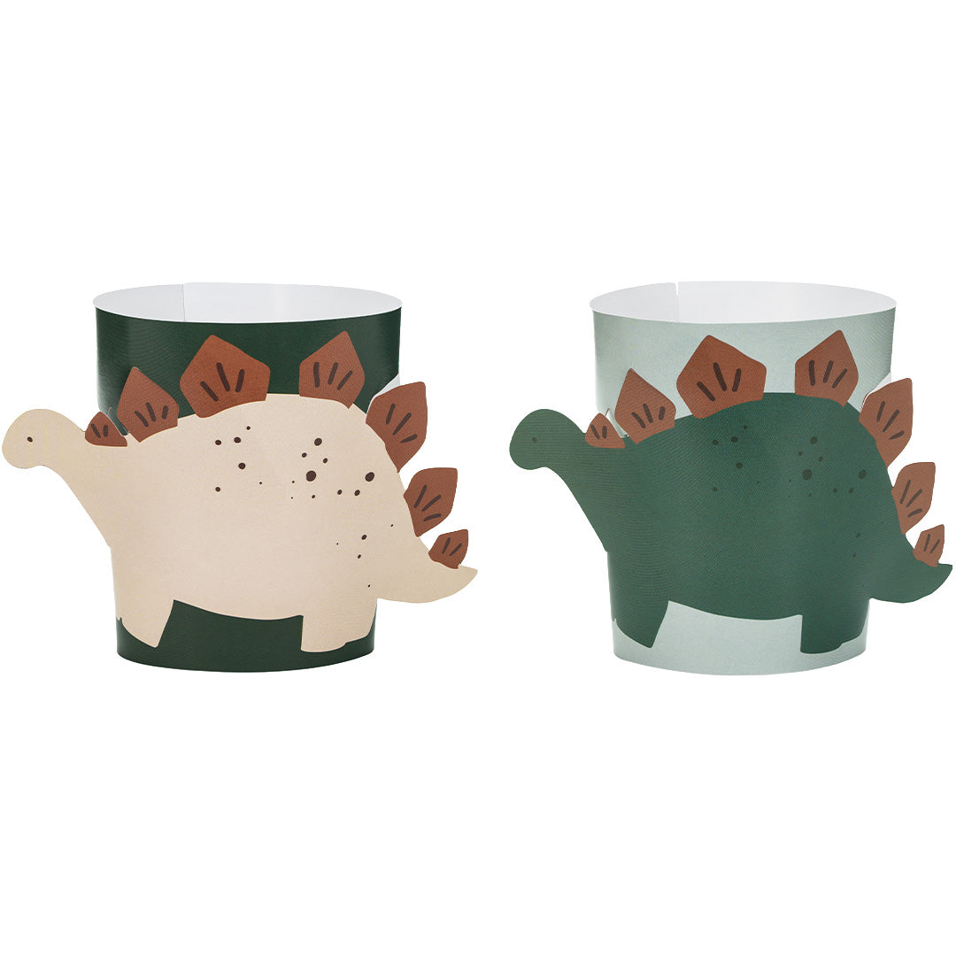 Twee partydeco papieren bekerhoesjes met een dinosauruspatroon, één beige en één groen.