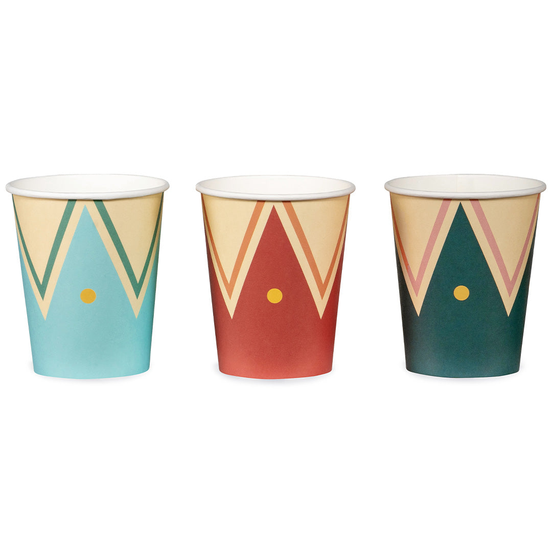 Drie partydeco feestbekers met geometrisch circuspatroon in blauw, rood en donkergroen.