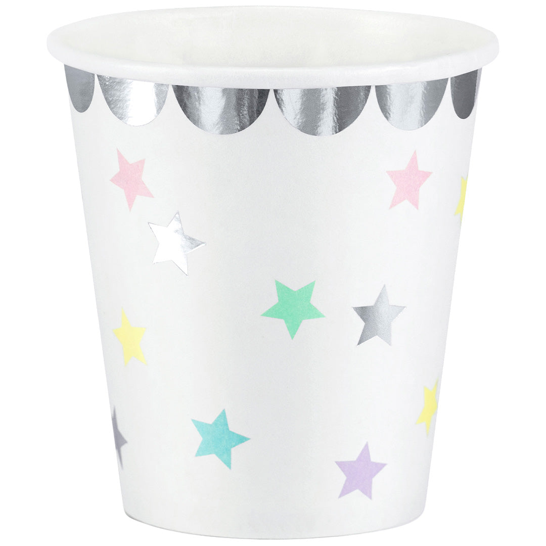 Partydeco papieren beker met kleurrijke sterren en een zilveren geschulpte rand.