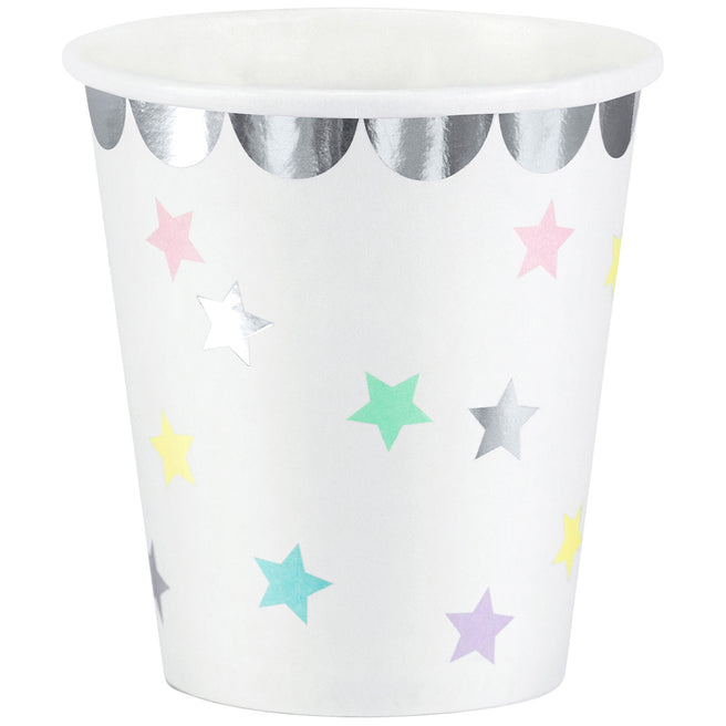 Partydeco papieren beker met kleurrijke sterren en een zilveren geschulpte rand.