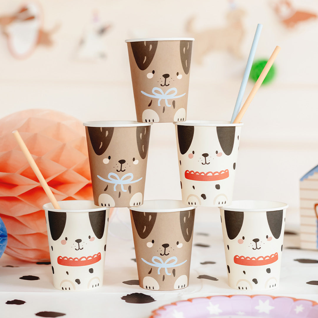 Een piramide van Partydeco papieren feestbekers met hondenprint op een feesttafel.