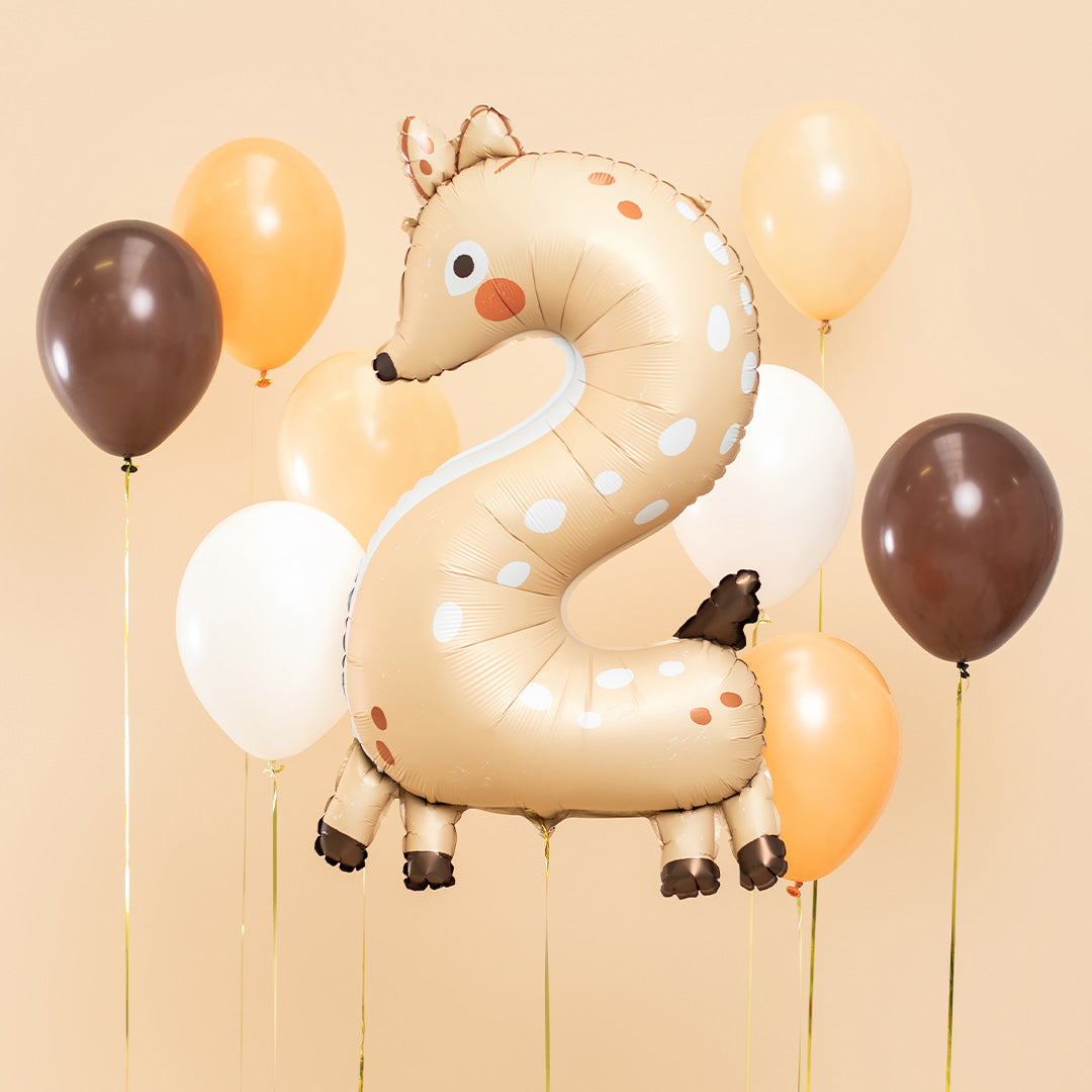 partydeco cijferballon 2 in de vorm van een ree tussen bruine, oranje en witte ballonnen.