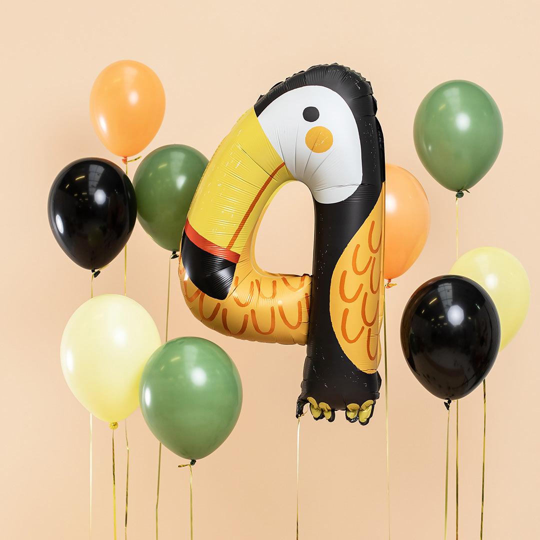 Partydeco cijferballon 4 in de vorm van een toekan, zwevend tussen diverse gekleurde feestballonnen.