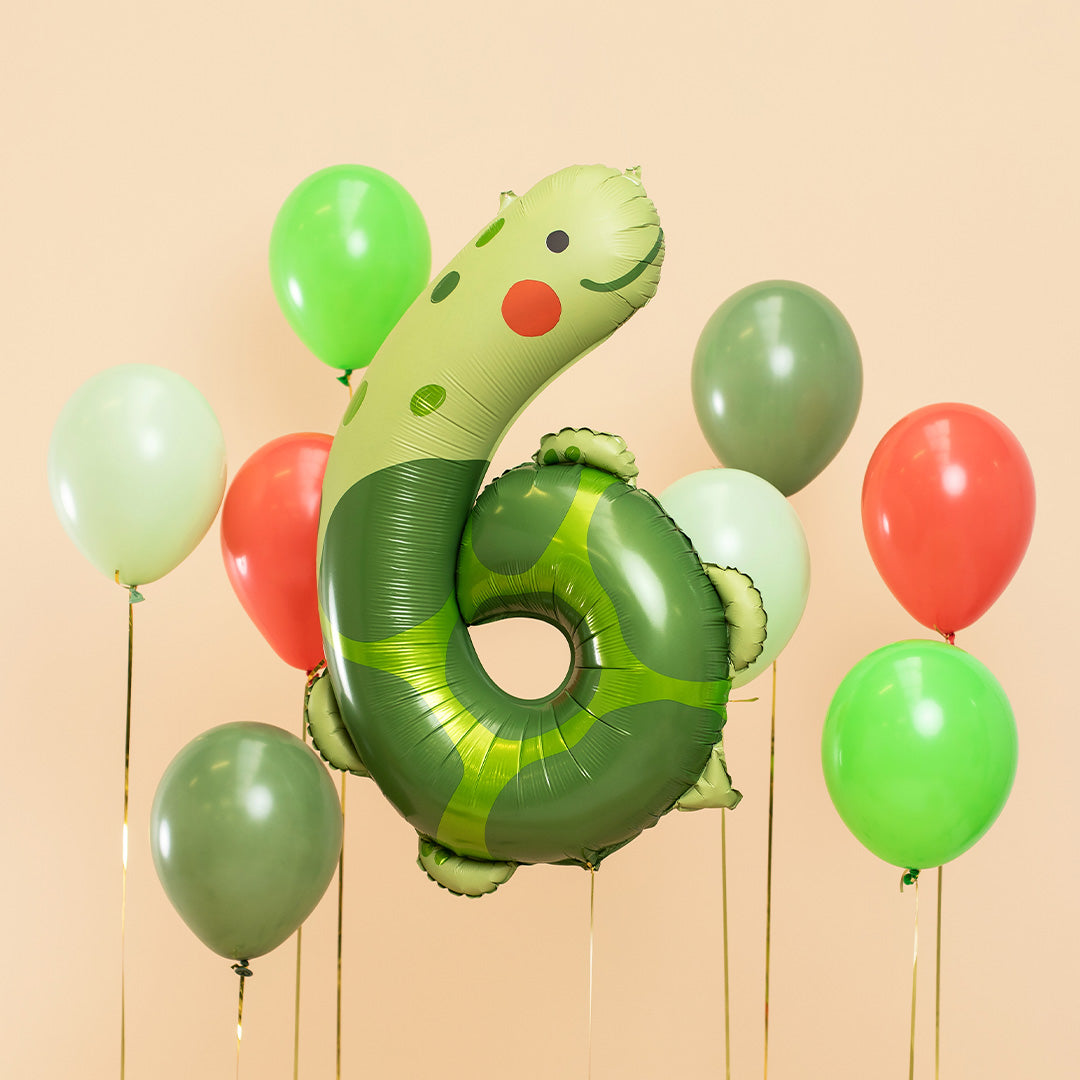 Partydeco cijferballon 6 in schildpadthema, omringd door diverse gekleurde feestballonnen.