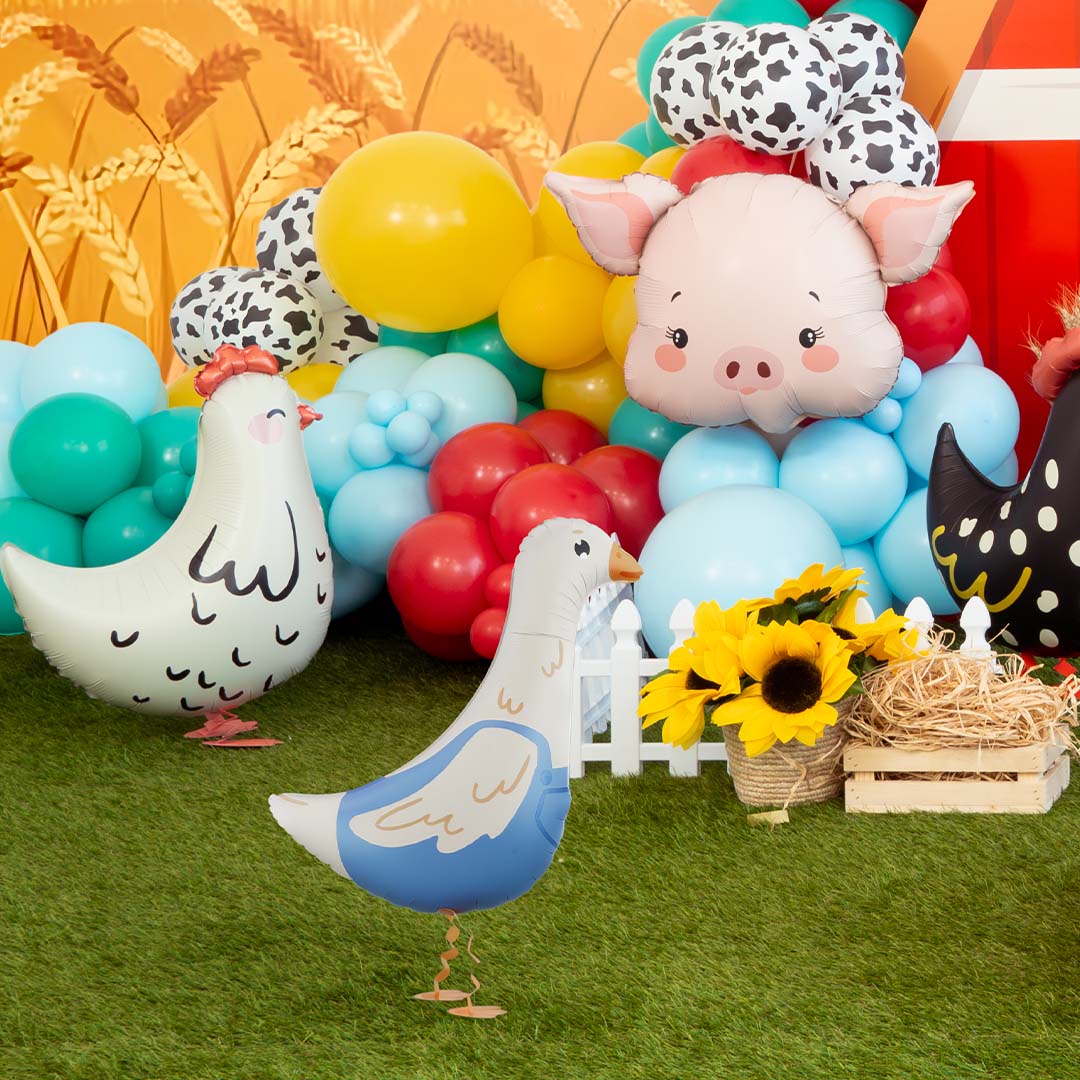 Partydeco folieballon gans op de voorgrond van een boerderijthema feestdecoratie met andere dierenballonnen.