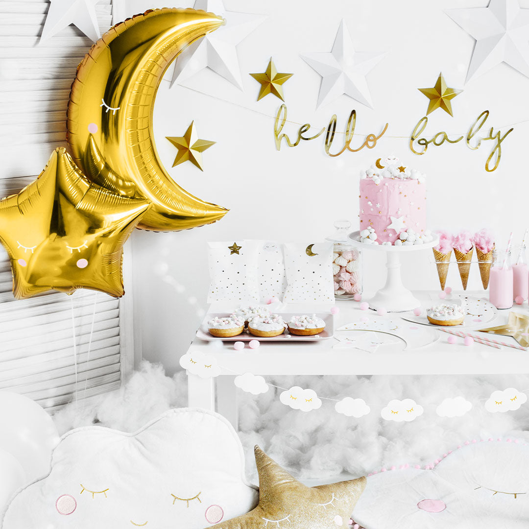Partydeco gouden maan folieballon als decoratie op een 'hello baby' feesttafel.