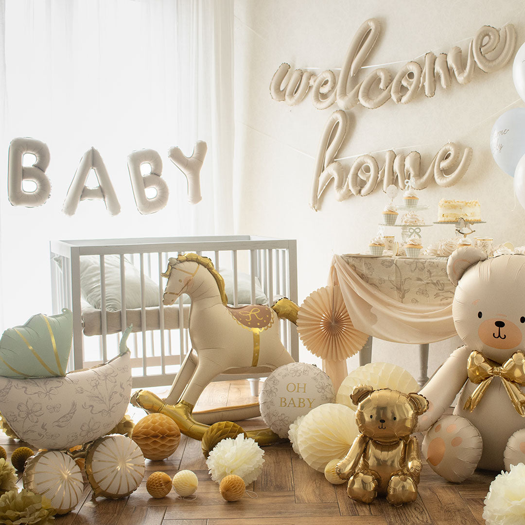 partydeco folieballon schommelpaard als decoratie in een kamer met een wieg en andere babyfeestartikelen.