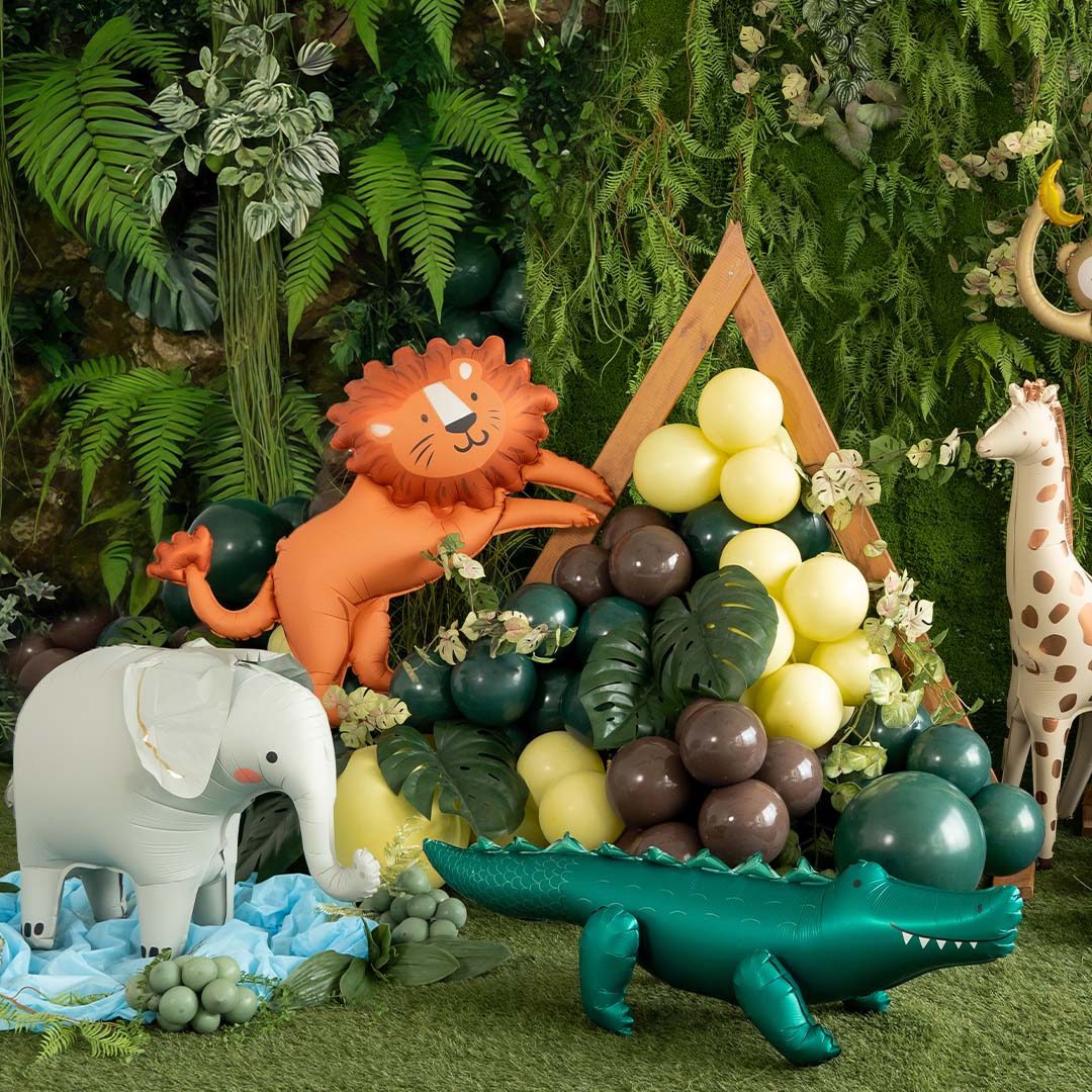 Een feestelijke jungle-decoratie met de partydeco leeuw folieballon, een olifant en een krokodil ballon.