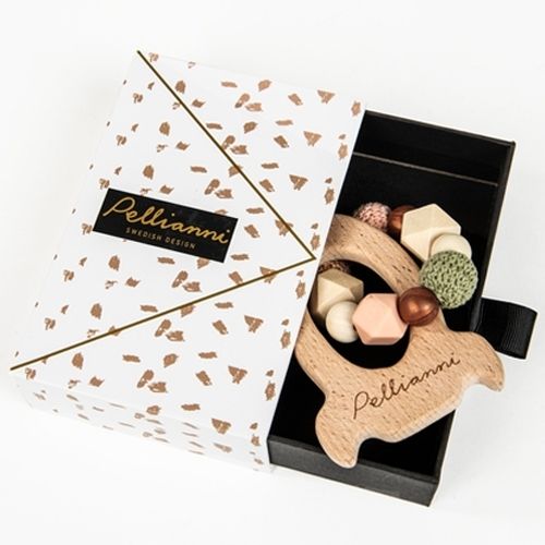 De Pellianni rammelaar-bijtring raket in een open geschenkverpakking.