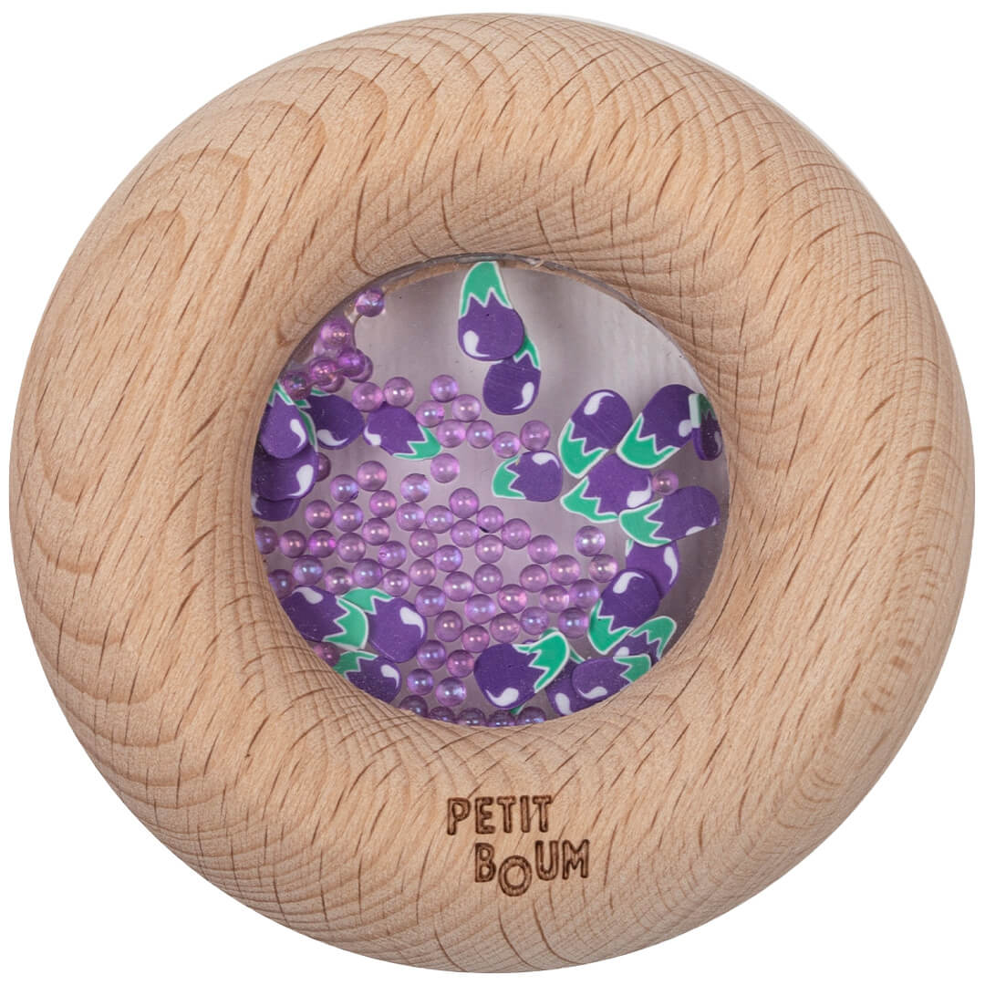 Petit Boum houten bijtring en rammelaar met paarse auberginevormpjes en kraaltjes in het midden.