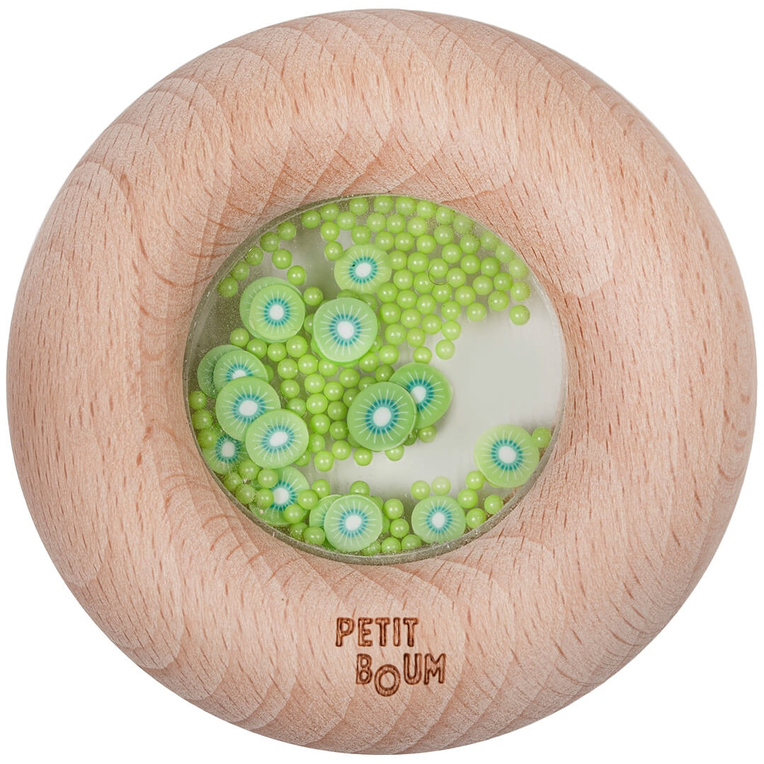 Petit Boum houten bijtring en rammelaar met kiwi's en groene kraaltjes in het midden.