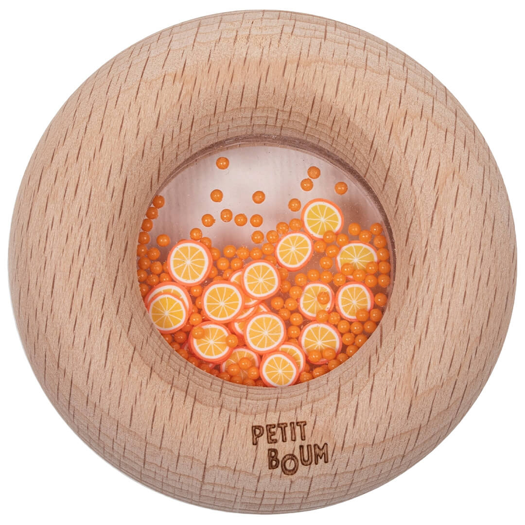 Petit Boum houten bijtring en rammelaar met oranje sinaasappelschijfjes en kraaltjes.