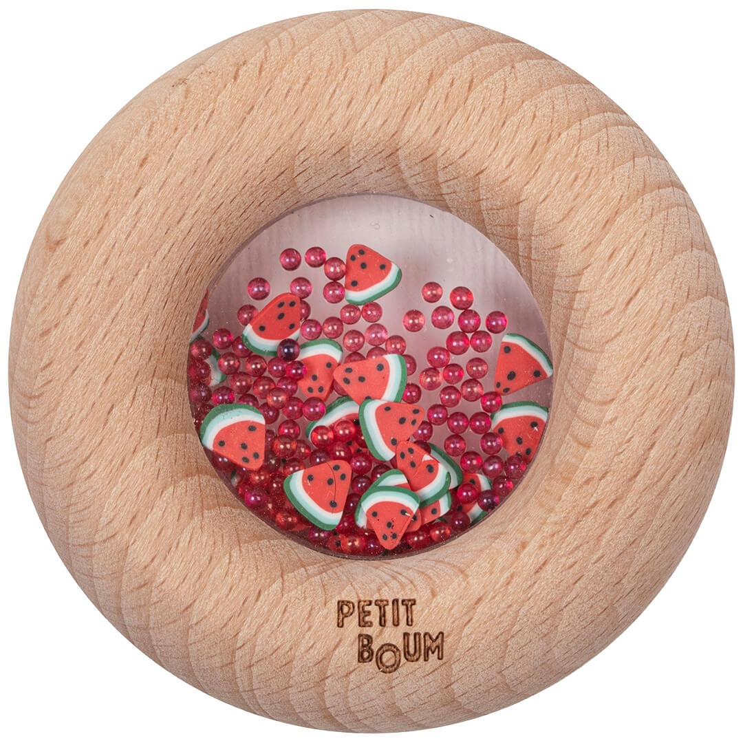 Petit Boum houten bijtring en rammelaar met watermeloen thema, gevuld met rode kraaltjes en watermeloen schijfjes.