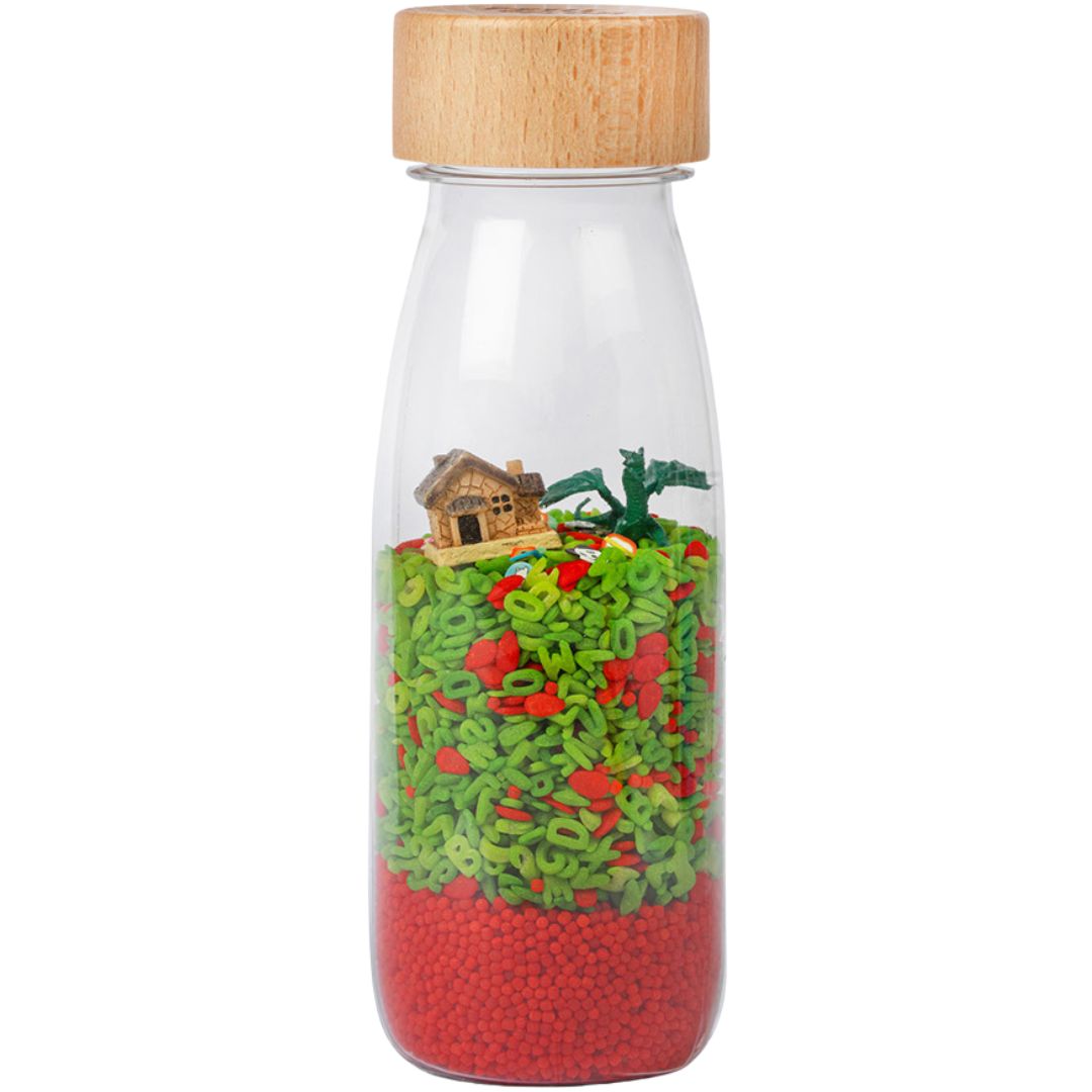Petit Boum sensorische fles met rode en groene vulling, een huisje en een draakje.