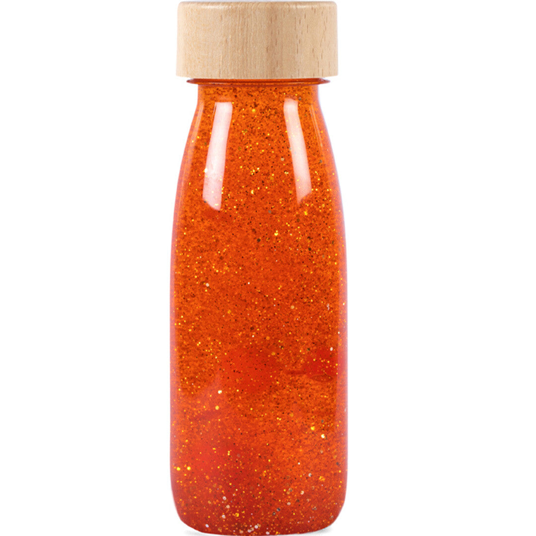 Petit Boum sensorische fles met oranje vloeistof en glitters, afgesloten met een houten dop.