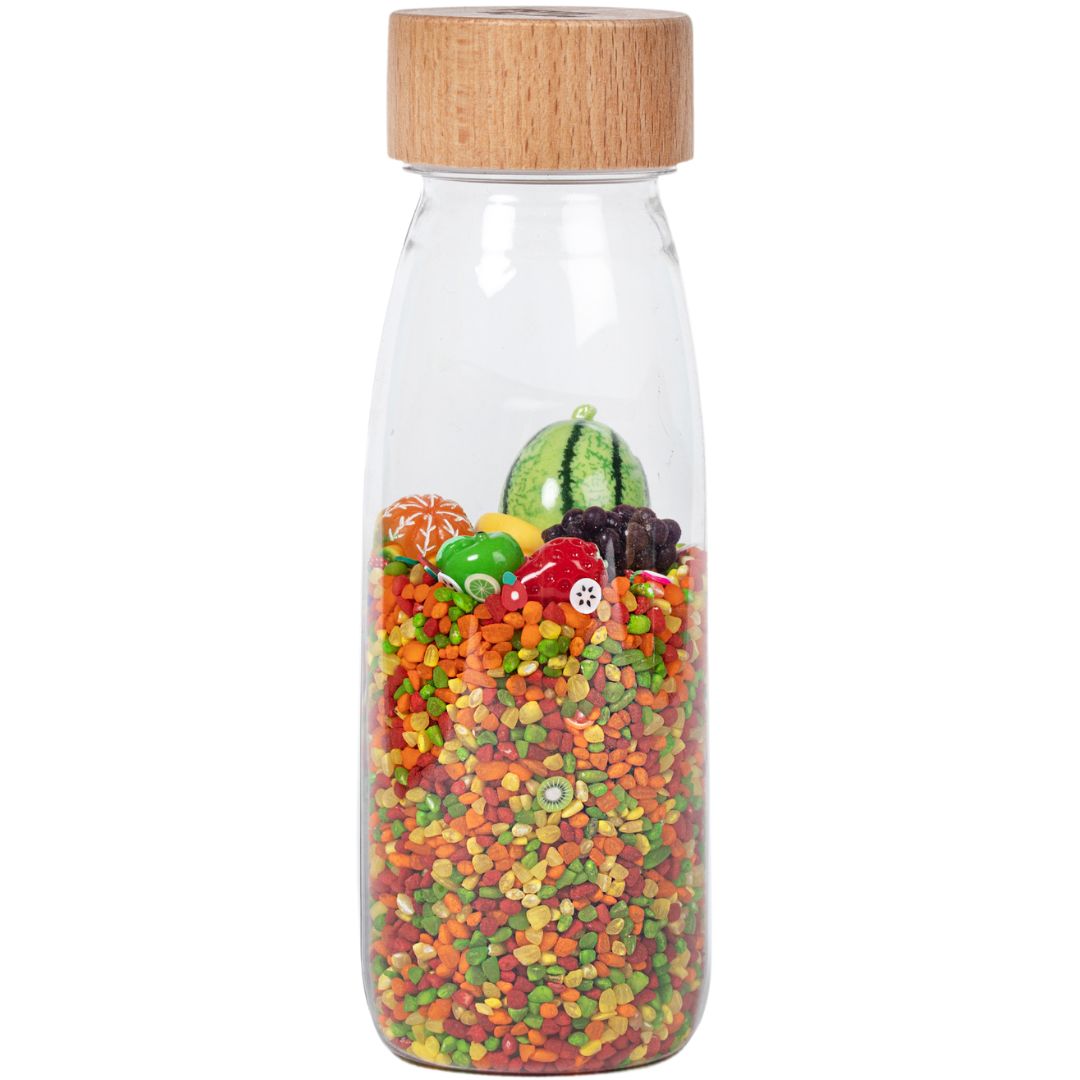 Petit Boum sensorische fles met kleurrijke korrels, miniatuur fruit en autootjes.