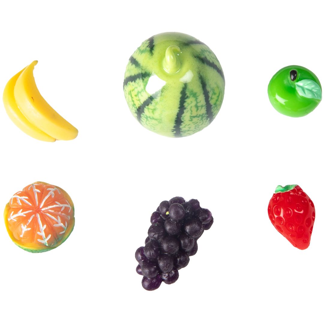 Zes losse miniatuur fruit speelgoedjes: bananen, watermeloen, appel, mandarijn, druiven en aardbei.