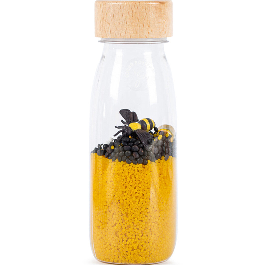 Petit Boum sensorische fles met gele en zwarte kralen en twee bijenfiguren.