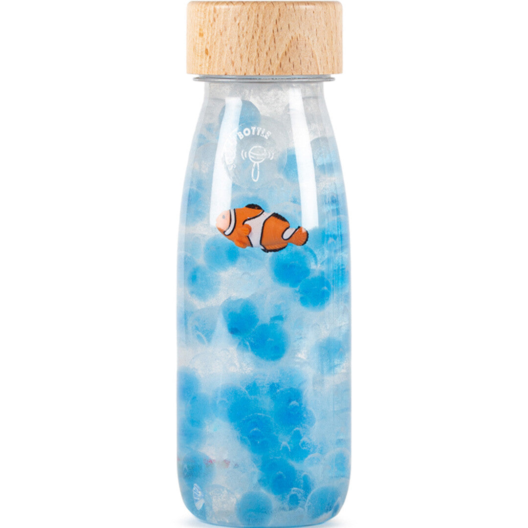 Petit Boum sensorische fles met een clownvisje en blauwe gelparels.