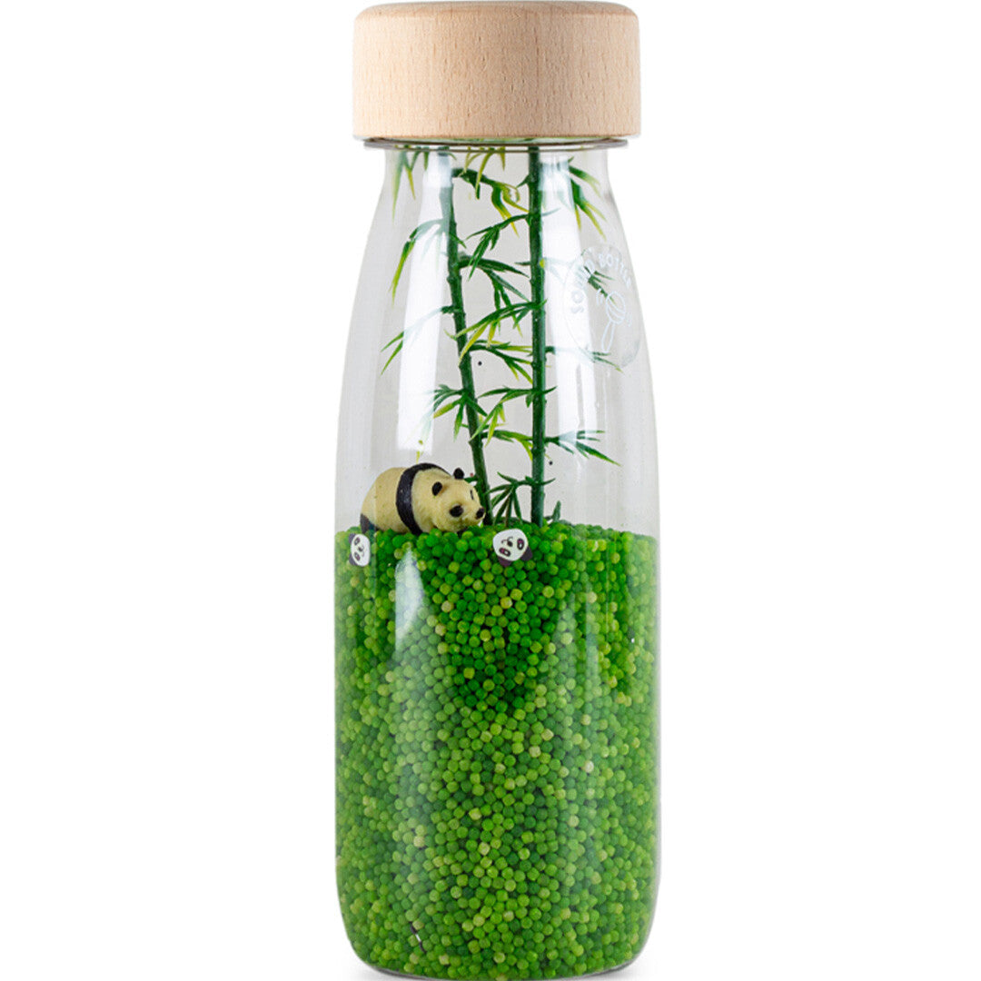 Petit Boum sensorische fles met een panda, bamboe en groene korrels.
