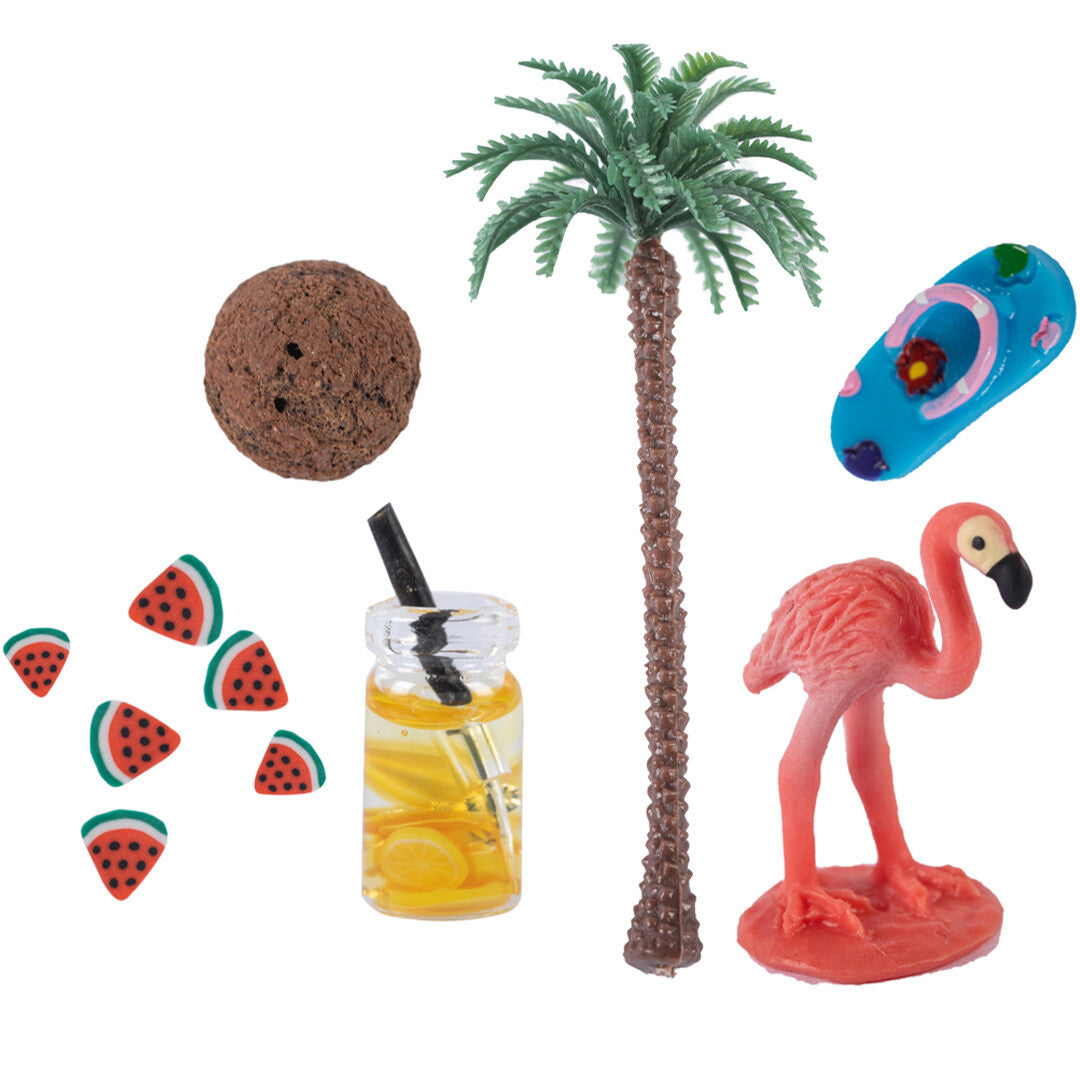 Losse onderdelen van het sensorische speelgoed, waaronder een palmboom, flamingo, kokosnoot en miniatuur drankje.